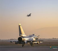 空军航空兵某旅开展跨昼夜实弹射击训练