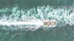 陆军某旅组织海上泛水编波训练
