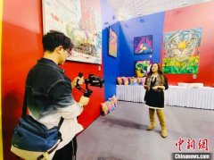 菲律宾艺术家詹森：画笔为媒，让